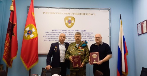 Вручение книги памяти Первому заместителю Коллегии РСОЗ